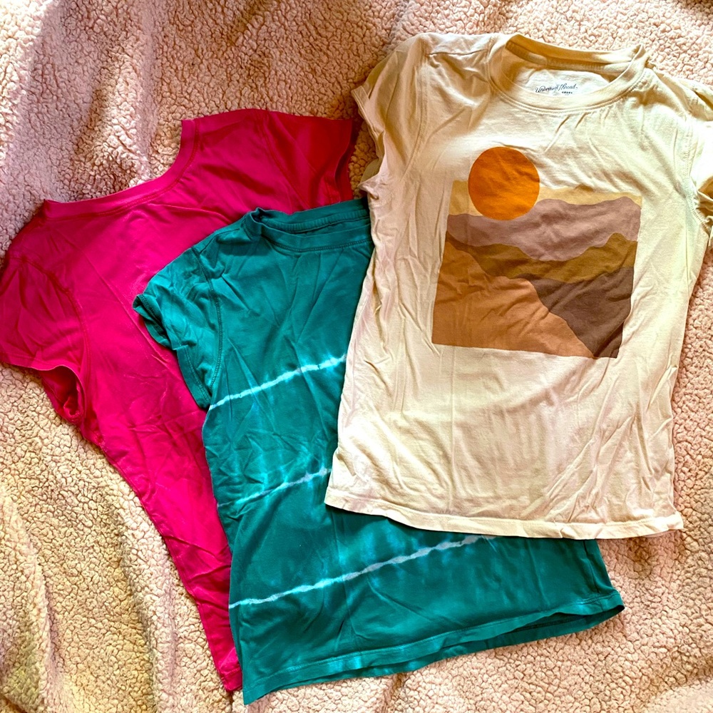 lot of 3 universal thread tees ☀️🌺